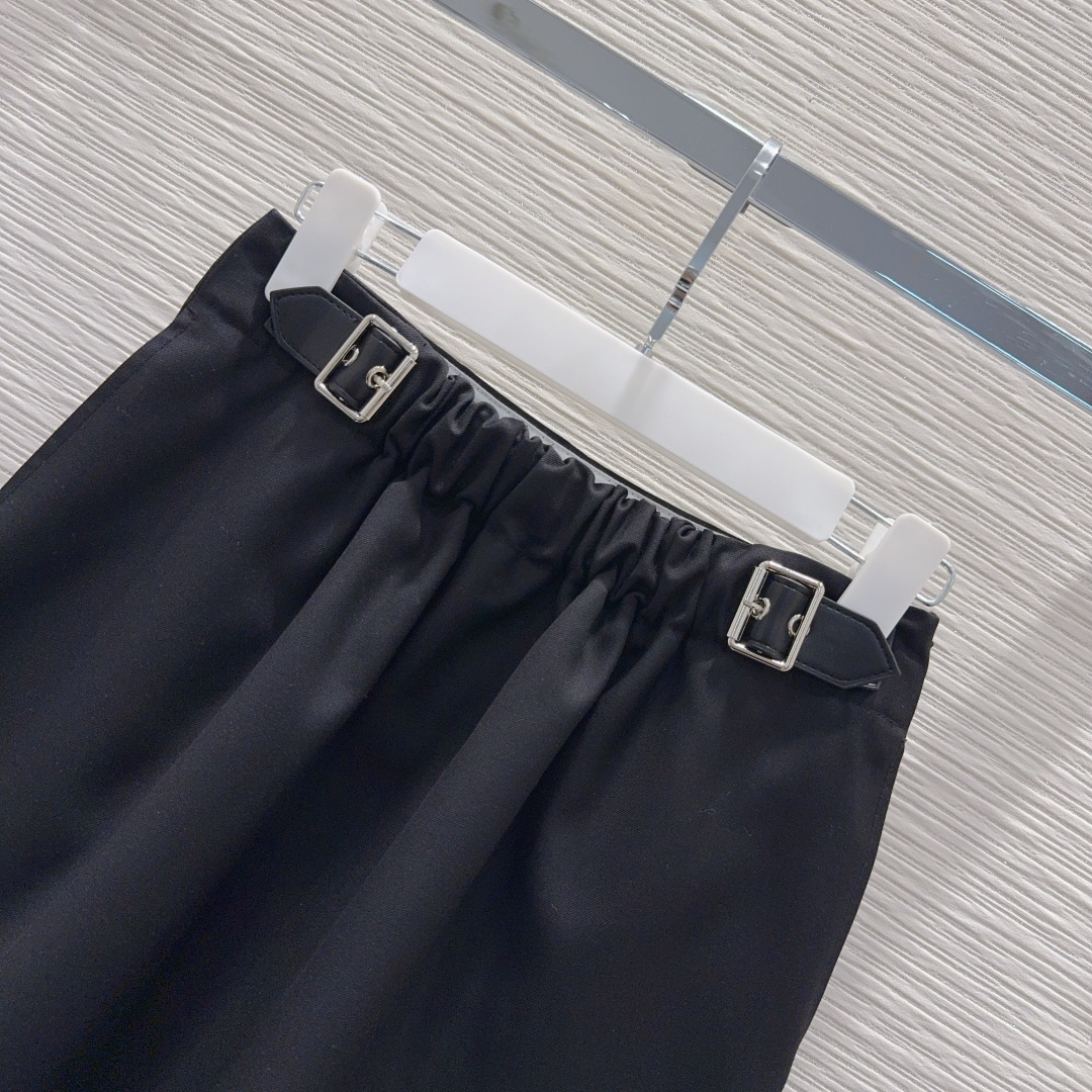 🛍️Loe w*e👑2025FW新款短裙 简洁大气 非常高级的进口质地 仔细看细节 颜色超正👍上身非常飒