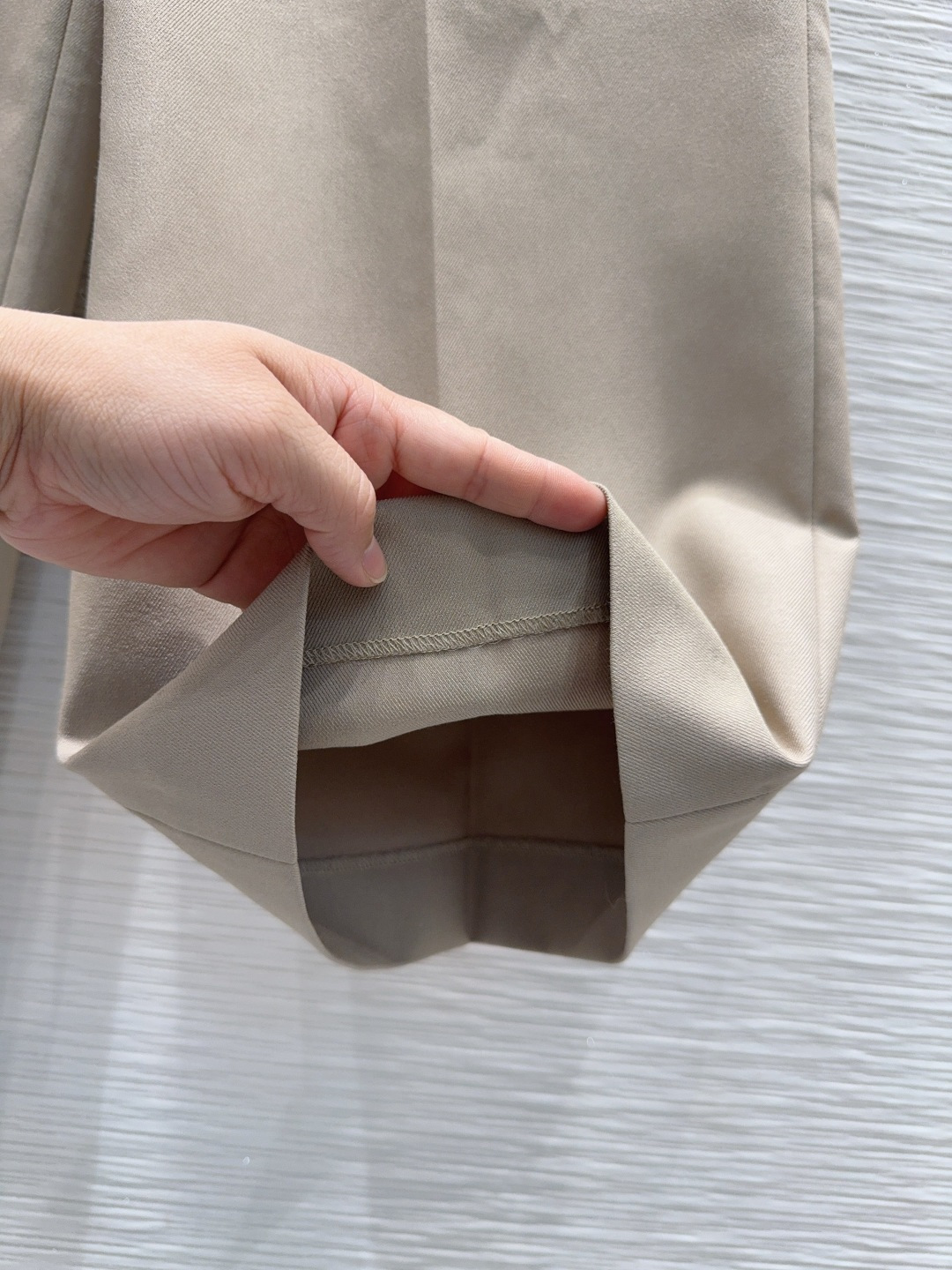 🛍️Loe w*e👑2025FW新款长裤 简洁大气 非常高级的进口质地 仔细看细节 颜色超正👍上身非常飒