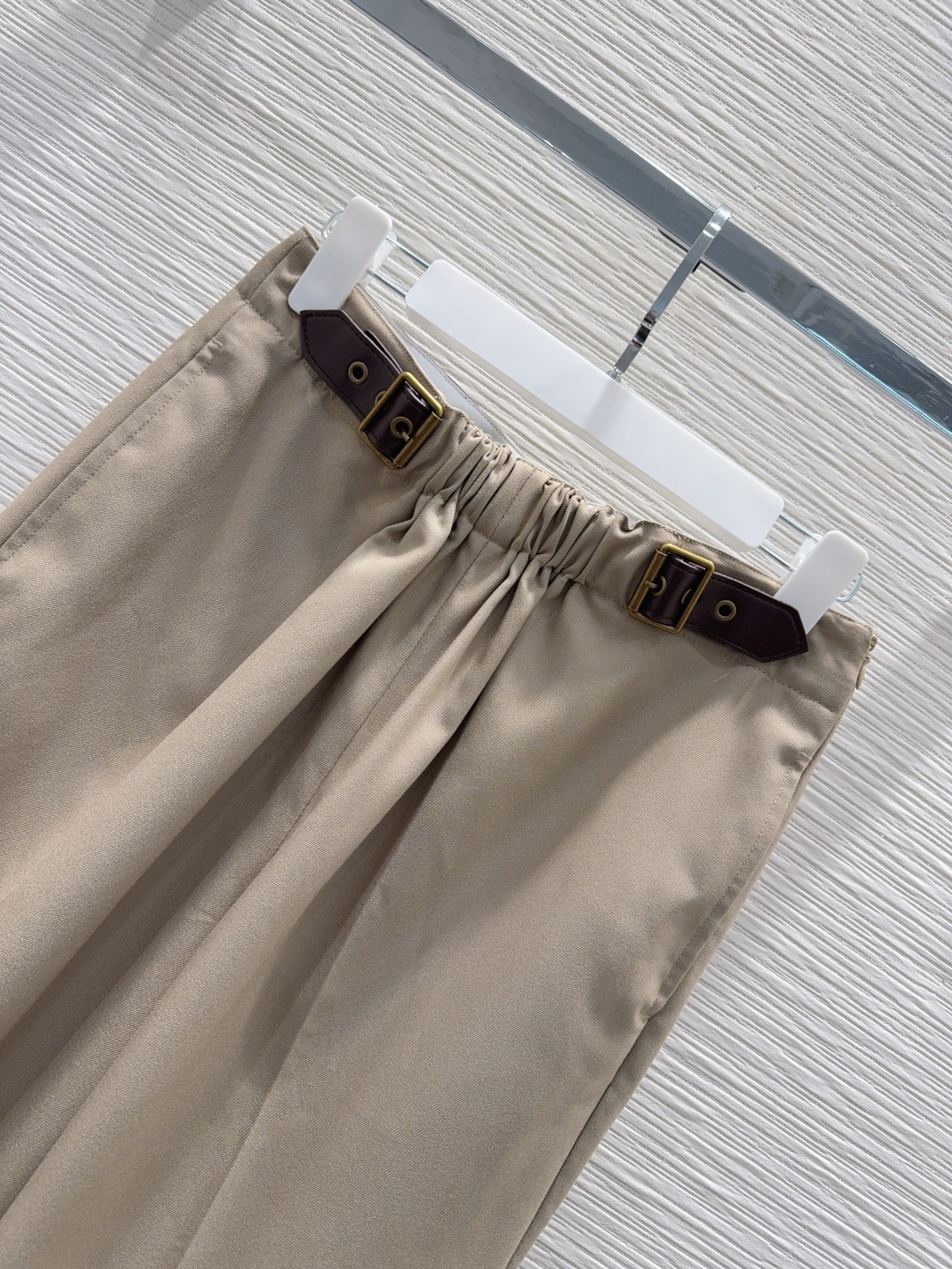 🛍️Loe w*e👑2025FW新款长裤 简洁大气 非常高级的进口质地 仔细看细节 颜色超正👍上身非常飒