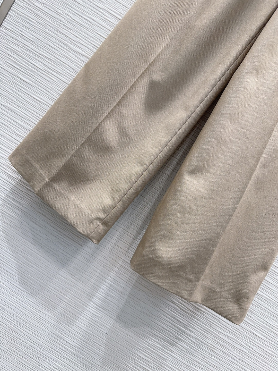 🛍️Loe w*e👑2025FW新款长裤 简洁大气 非常高级的进口质地 仔细看细节 颜色超正👍上身非常飒