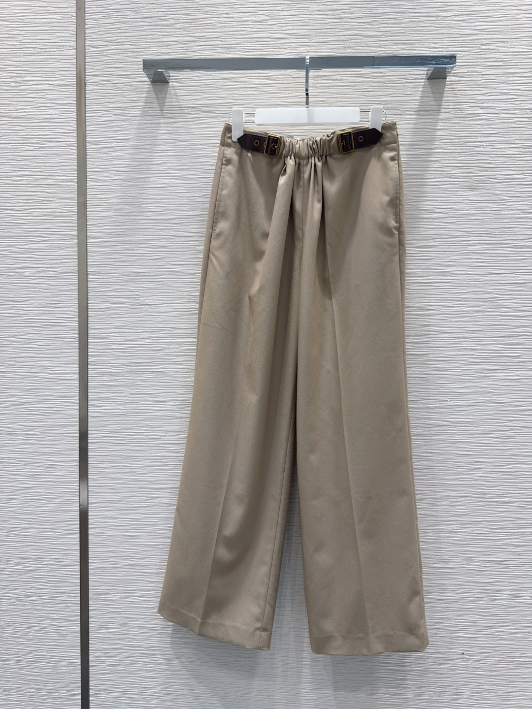 🛍️Loe w*e👑2025FW新款长裤 简洁大气 非常高级的进口质地 仔细看细节 颜色超正👍上身非常飒