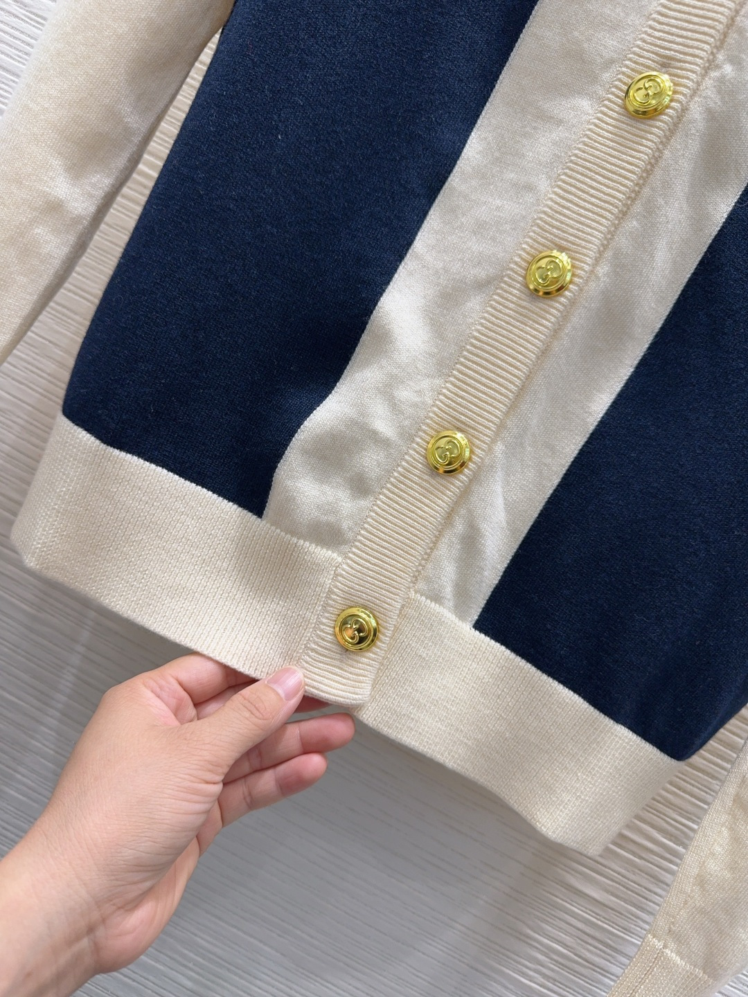 🛍️Gucc*👑2025FW新品 经典开衫毛衣 100%羊毛 质感细腻软糯。经典减龄单品！版型不挑人上身