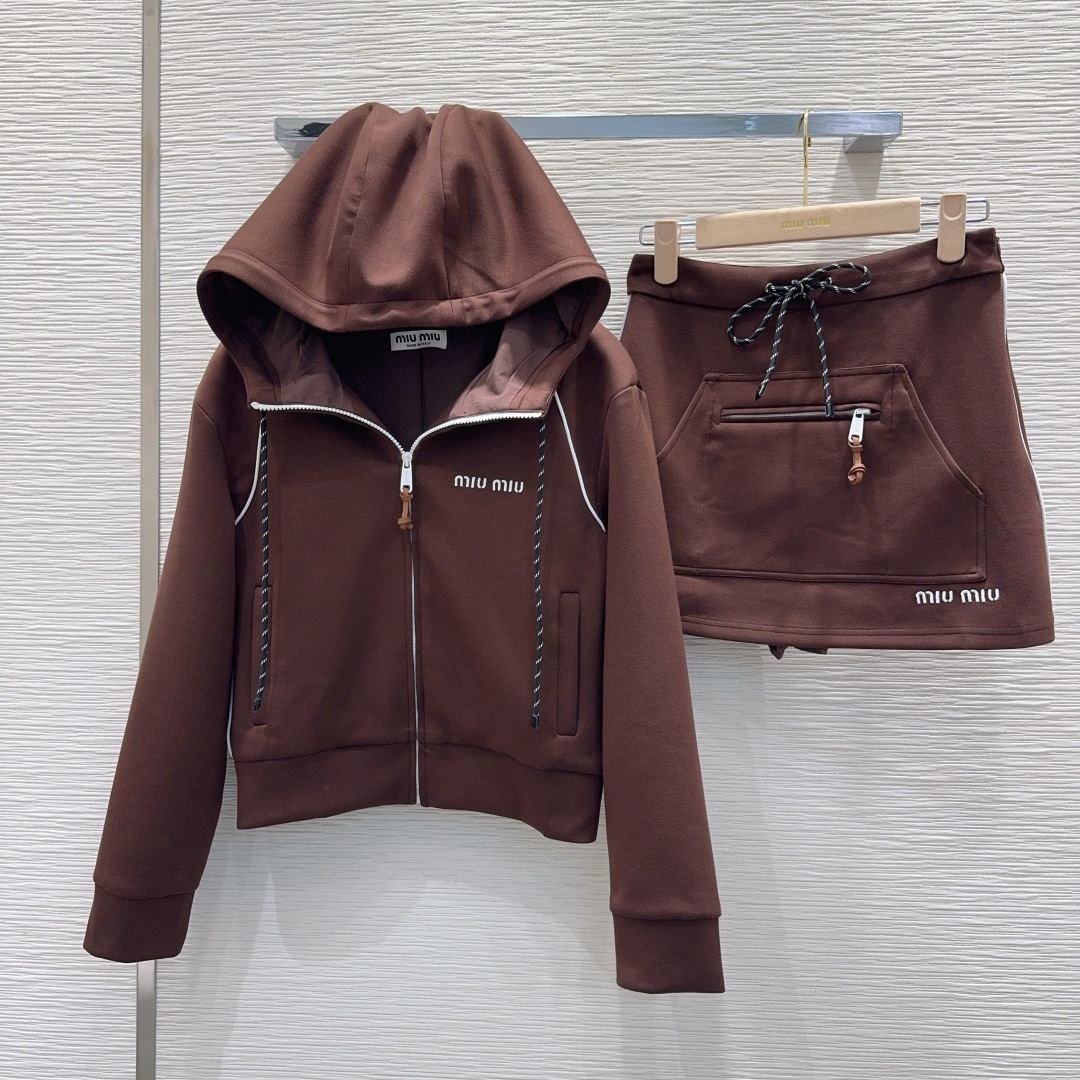 🛍️Miu Mi*👑2025FW套装 太空棉面料 舒适度极强 没有理由可以拒绝它。可A可飒的风格，日常通