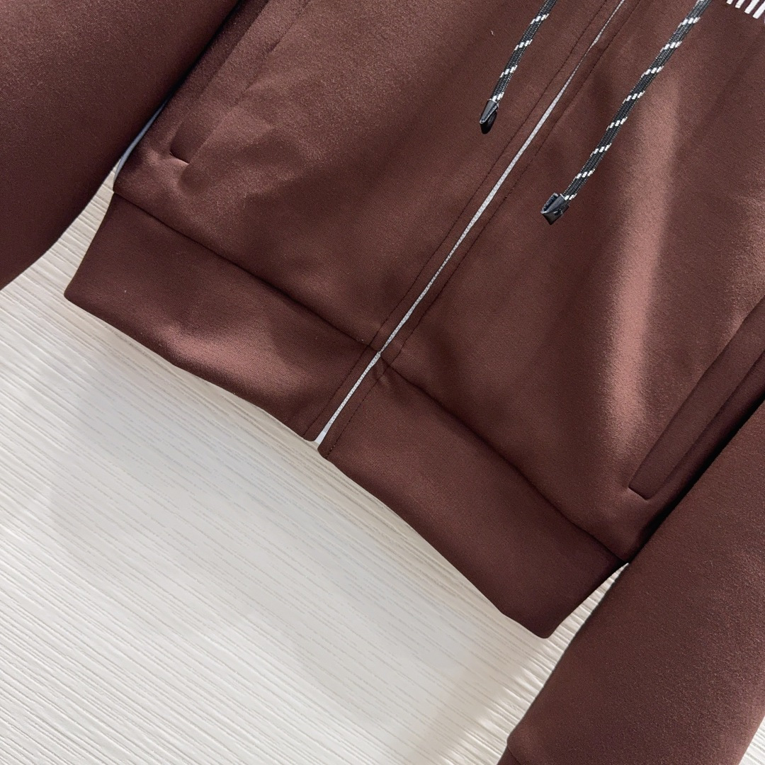 🛍️Miu Mi*👑2025FW套装 太空棉面料 舒适度极强 没有理由可以拒绝它。可A可飒的风格，日常通