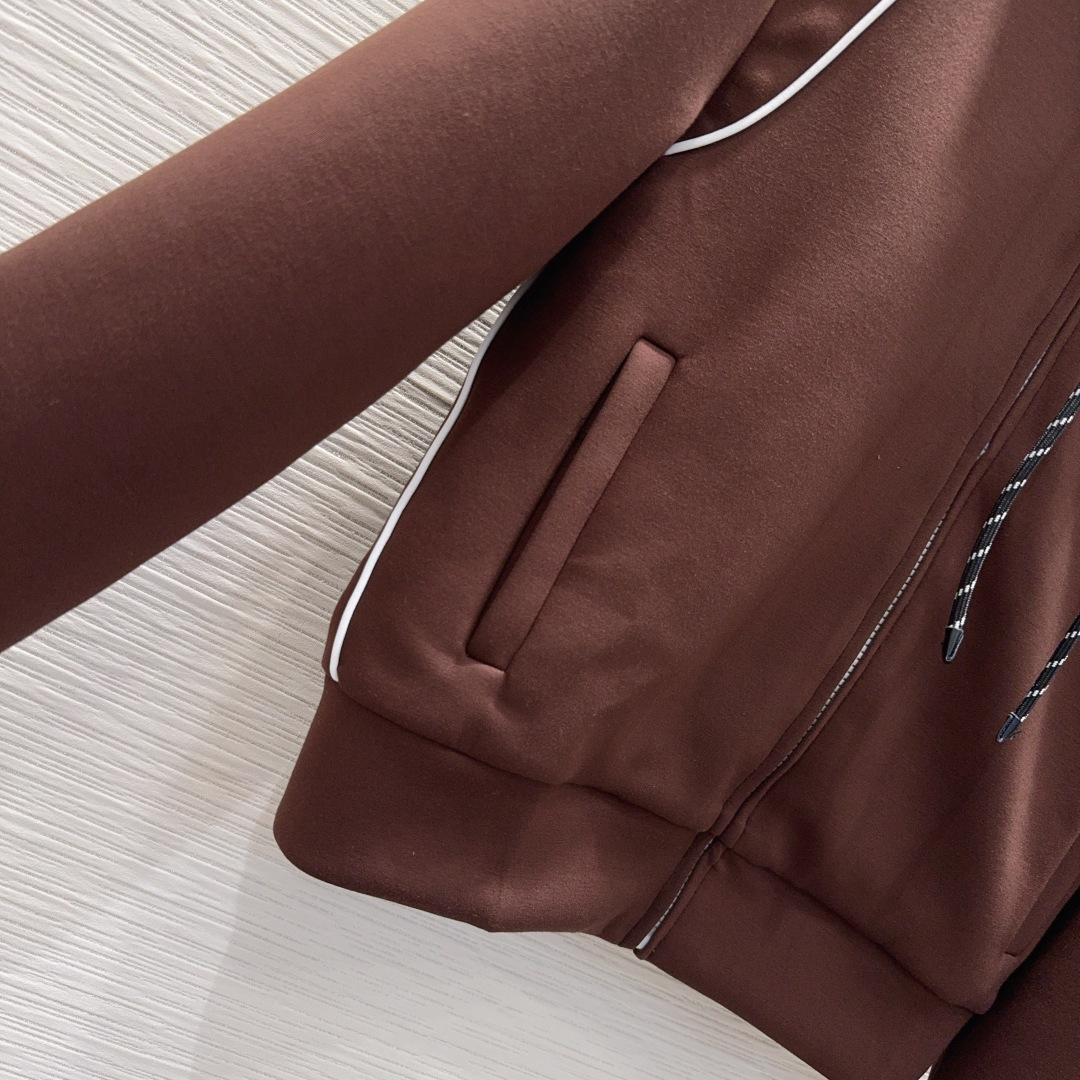 🛍️Miu Mi*👑2025FW套装 太空棉面料 舒适度极强 没有理由可以拒绝它。可A可飒的风格，日常通