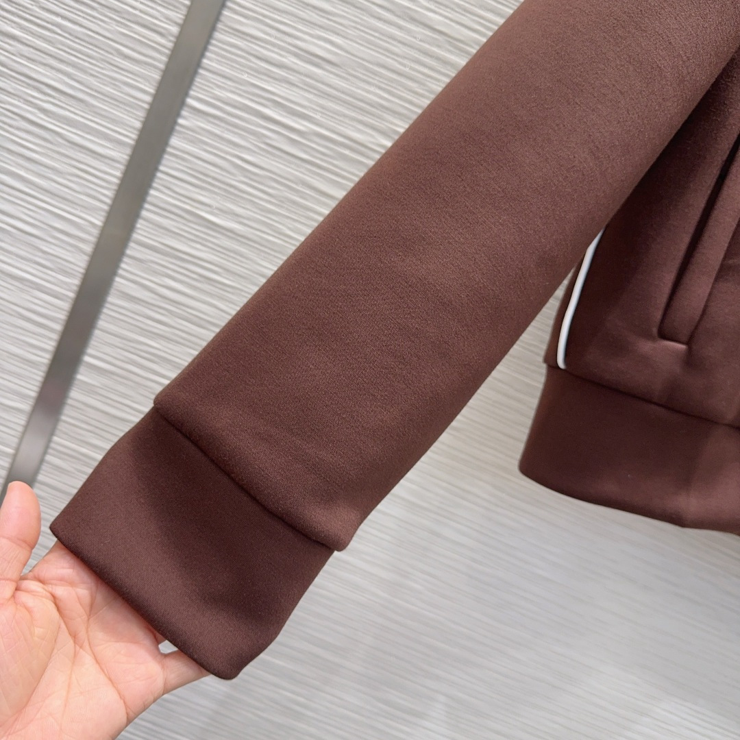 🛍️Miu Mi*👑2025FW套装 太空棉面料 舒适度极强 没有理由可以拒绝它。可A可飒的风格，日常通