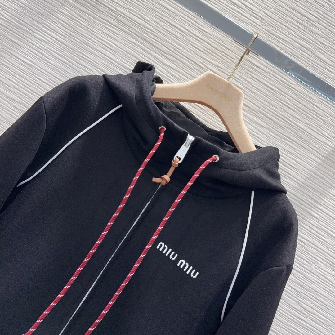 🛍️Miu Mi*👑2025FW套装 太空棉面料 舒适度极强 没有理由可以拒绝它。可A可飒的风格，日常通