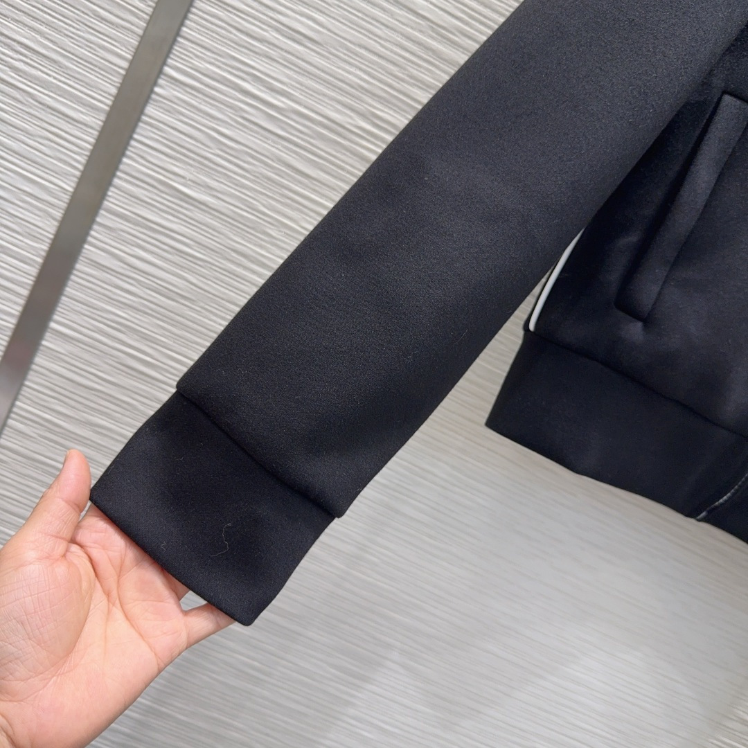 🛍️Miu Mi*👑2025FW套装 太空棉面料 舒适度极强 没有理由可以拒绝它。可A可飒的风格，日常通