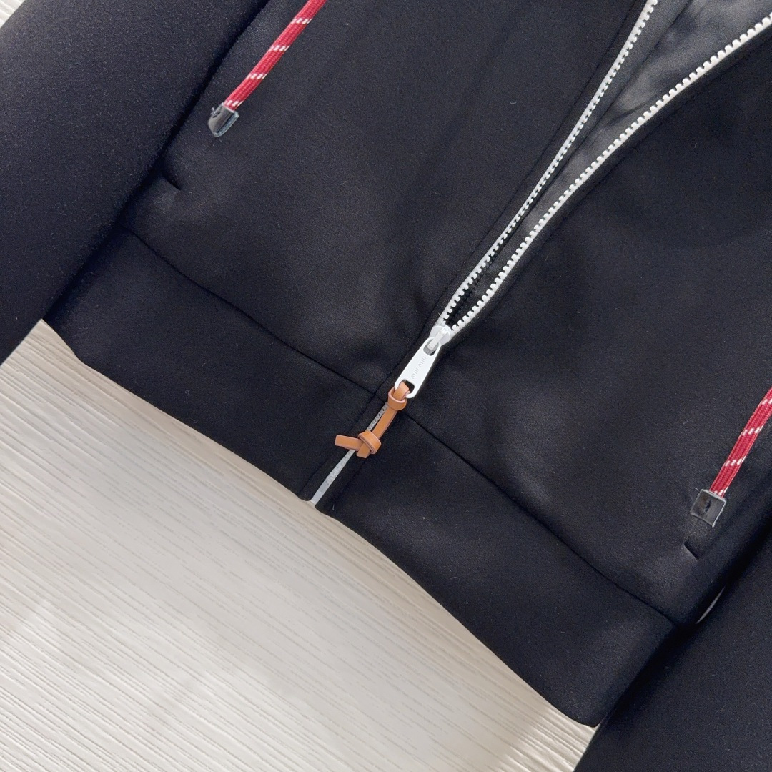 🛍️Miu Mi*👑2025FW套装 太空棉面料 舒适度极强 没有理由可以拒绝它。可A可飒的风格，日常通