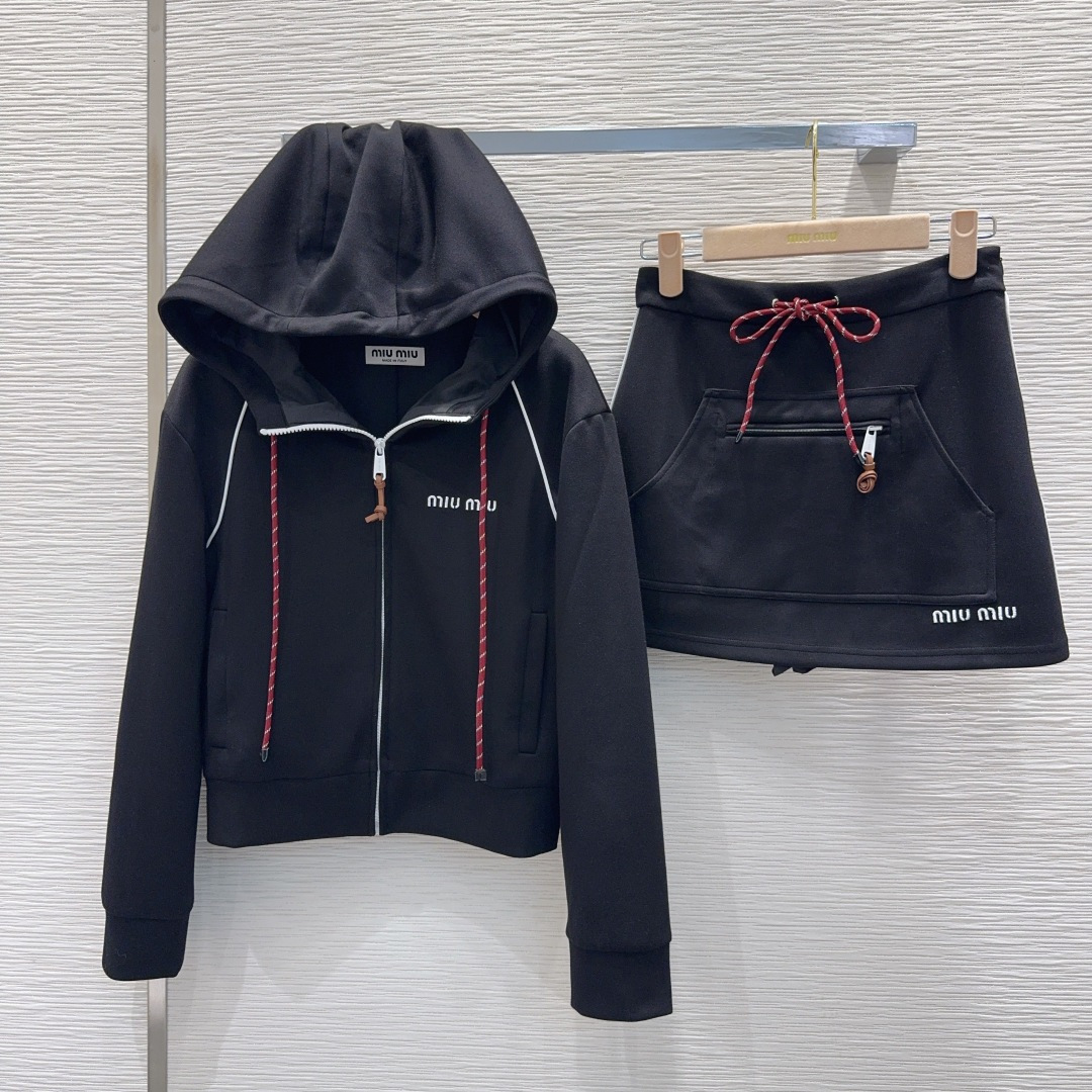 🛍️Miu Mi*👑2025FW套装 太空棉面料 舒适度极强 没有理由可以拒绝它。可A可飒的风格，日常通