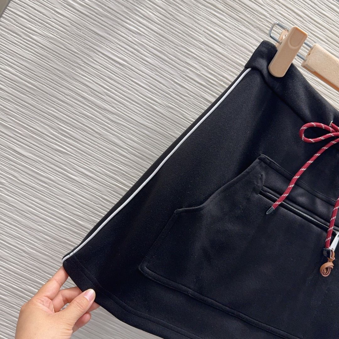 🛍️Miu Mi*👑2025FW套装 太空棉面料 舒适度极强 没有理由可以拒绝它。可A可飒的风格，日常通