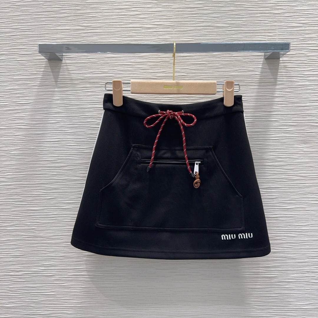 🛍️Miu Mi*👑2025FW套装 太空棉面料 舒适度极强 没有理由可以拒绝它。可A可飒的风格，日常通