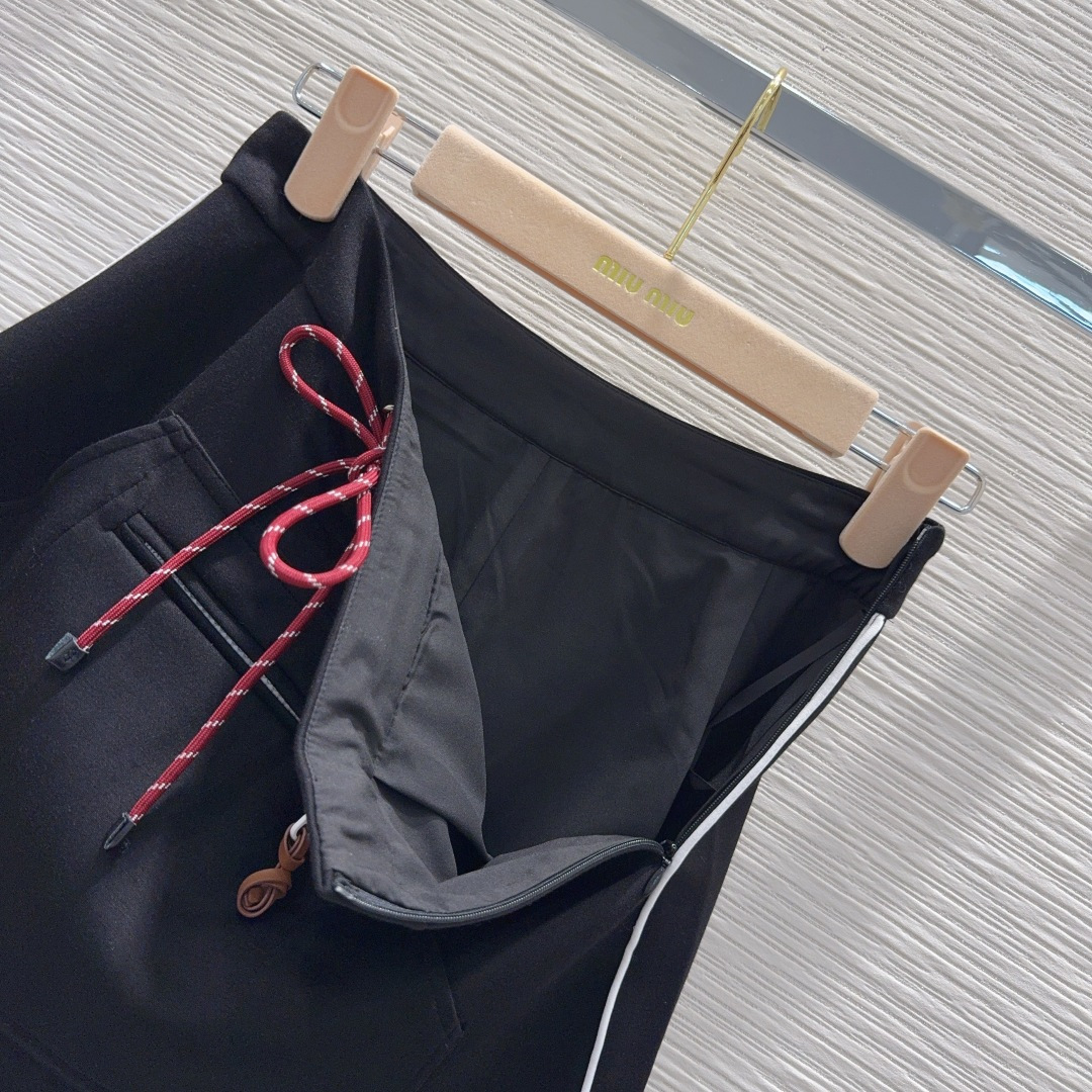 🛍️Miu Mi*👑2025FW套装 太空棉面料 舒适度极强 没有理由可以拒绝它。可A可飒的风格，日常通