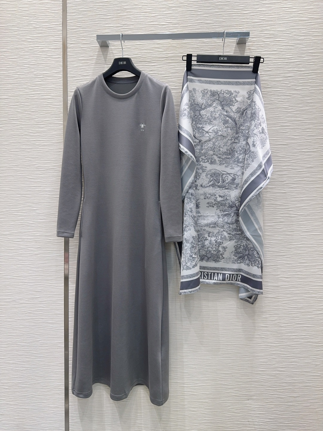 🛍️Christian Dio*👑2025FW最新T恤长裙 密度很高手感超好 真的费劲心血的一款！！相似