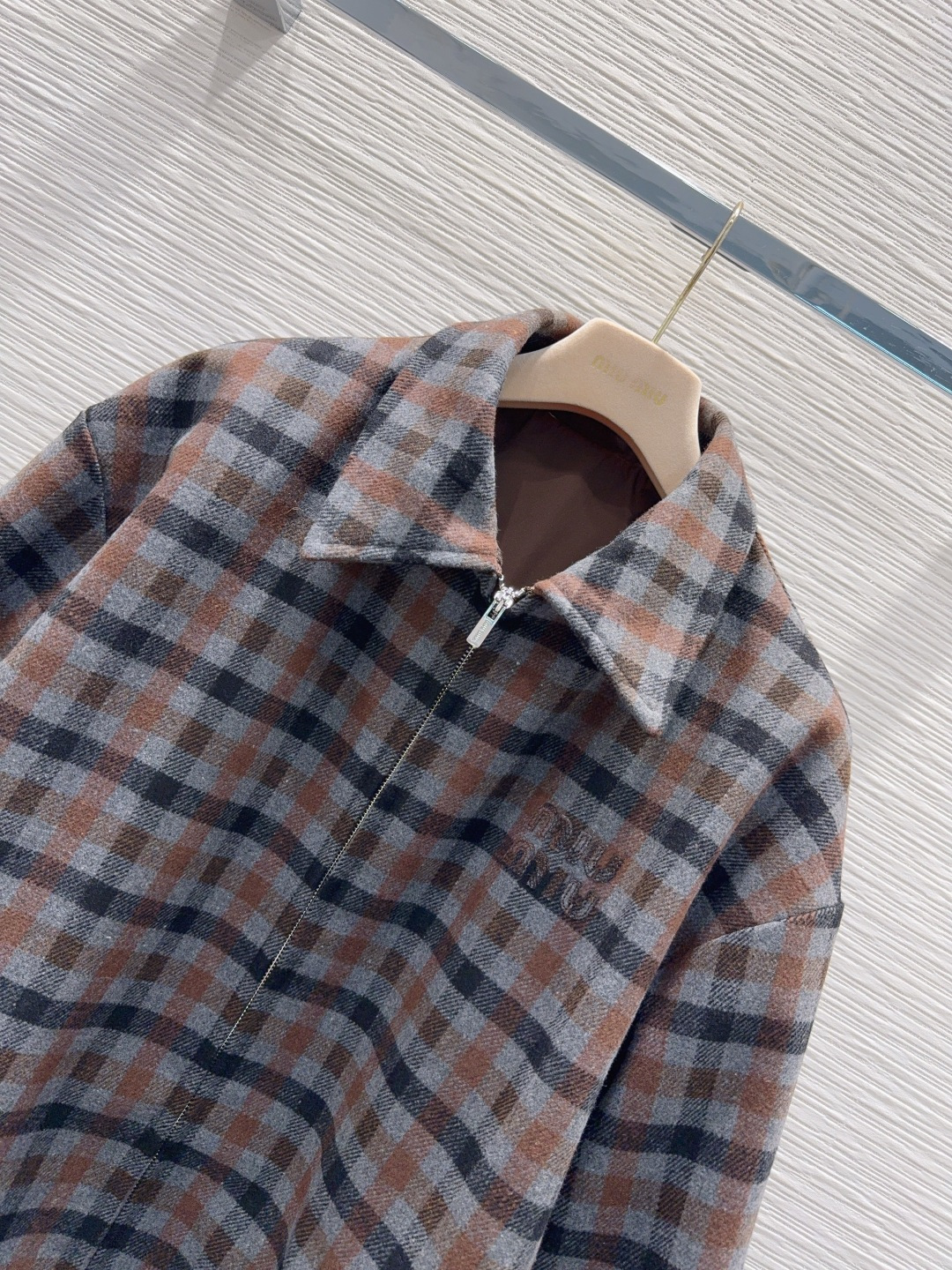 🛍️ Miu Mi* 👑2025FW新款外套 帽子可拆卸 经典格纹设计 面料柔软舒适，百搭经典款。具备标