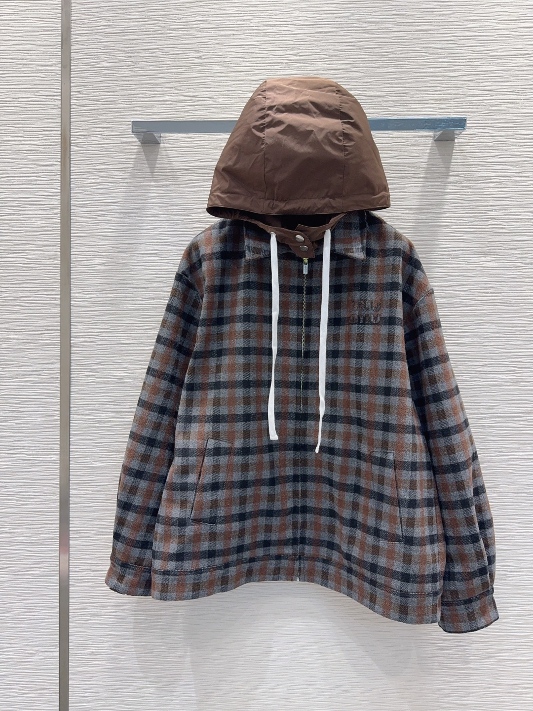 🛍️ Miu Mi* 👑2025FW新款外套 帽子可拆卸 经典格纹设计 面料柔软舒适，百搭经典款。具备标