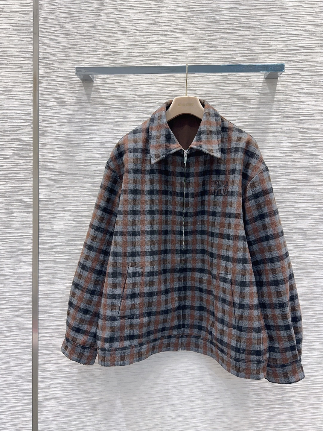 🛍️ Miu Mi* 👑2025FW新款外套 帽子可拆卸 经典格纹设计 面料柔软舒适，百搭经典款。具备标