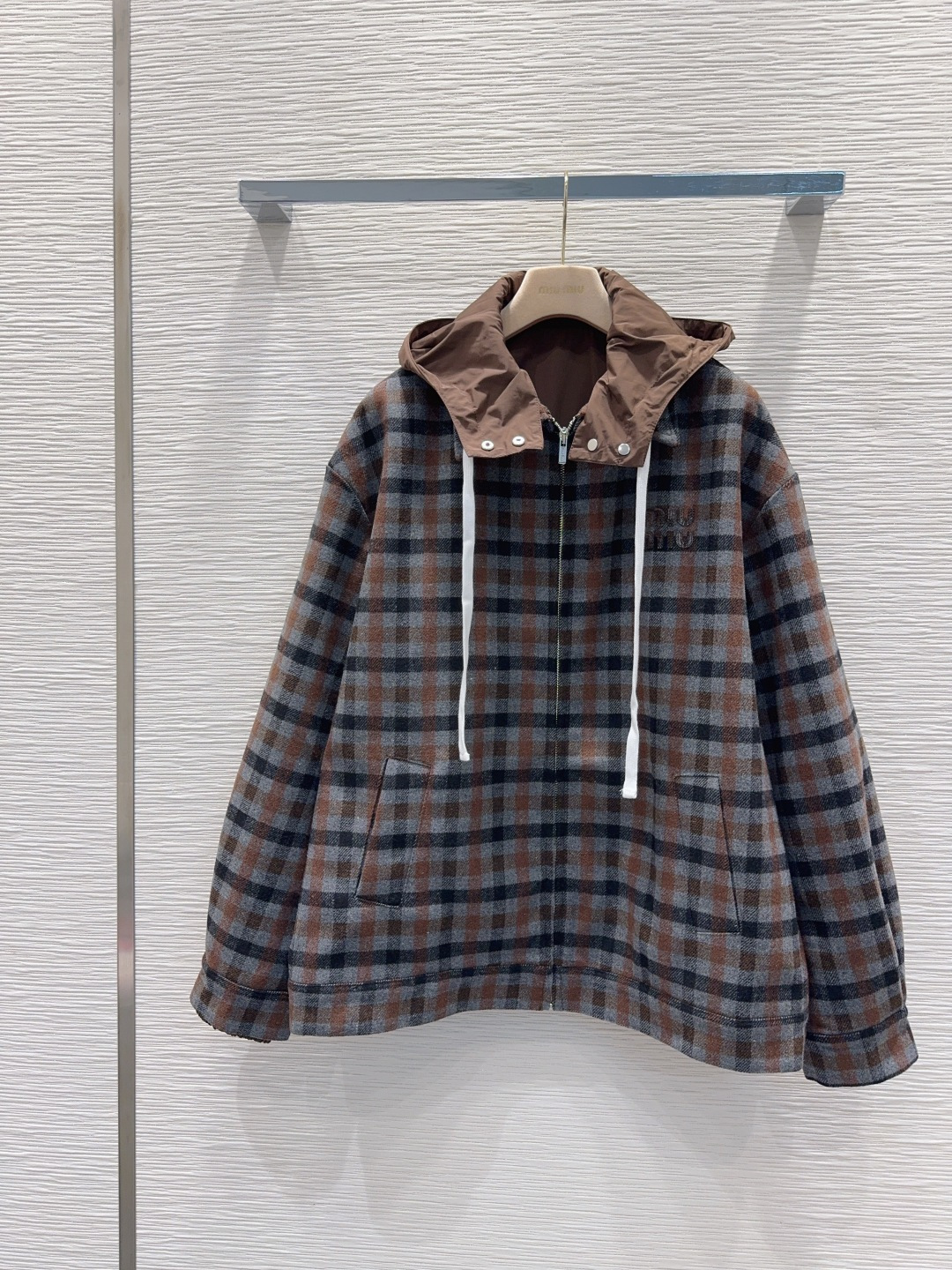 🛍️ Miu Mi* 👑2025FW新款外套 帽子可拆卸 经典格纹设计 面料柔软舒适，百搭经典款。具备标