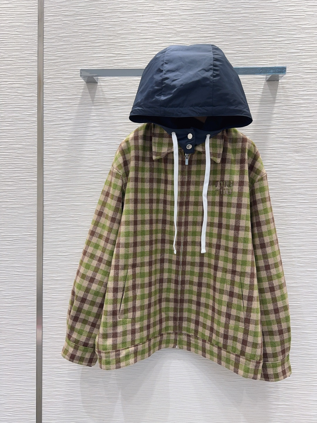 🛍️ Miu Mi* 👑2025FW新款外套 帽子可拆卸 经典格纹设计 面料柔软舒适，百搭经典款。具备标