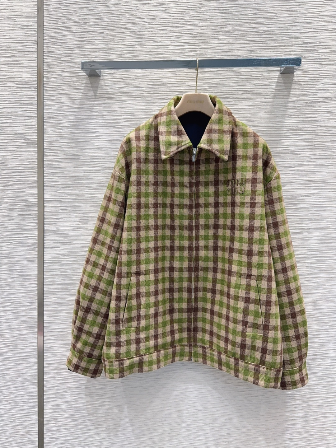 🛍️ Miu Mi* 👑2025FW新款外套 帽子可拆卸 经典格纹设计 面料柔软舒适，百搭经典款。具备标