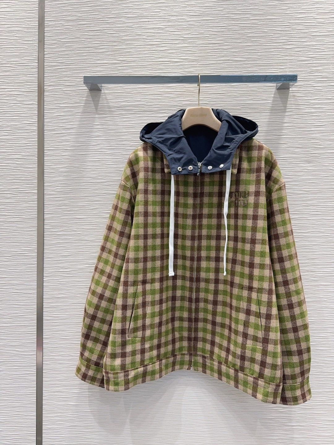 🛍️ Miu Mi* 👑2025FW新款外套 帽子可拆卸 经典格纹设计 面料柔软舒适，百搭经典款。具备标