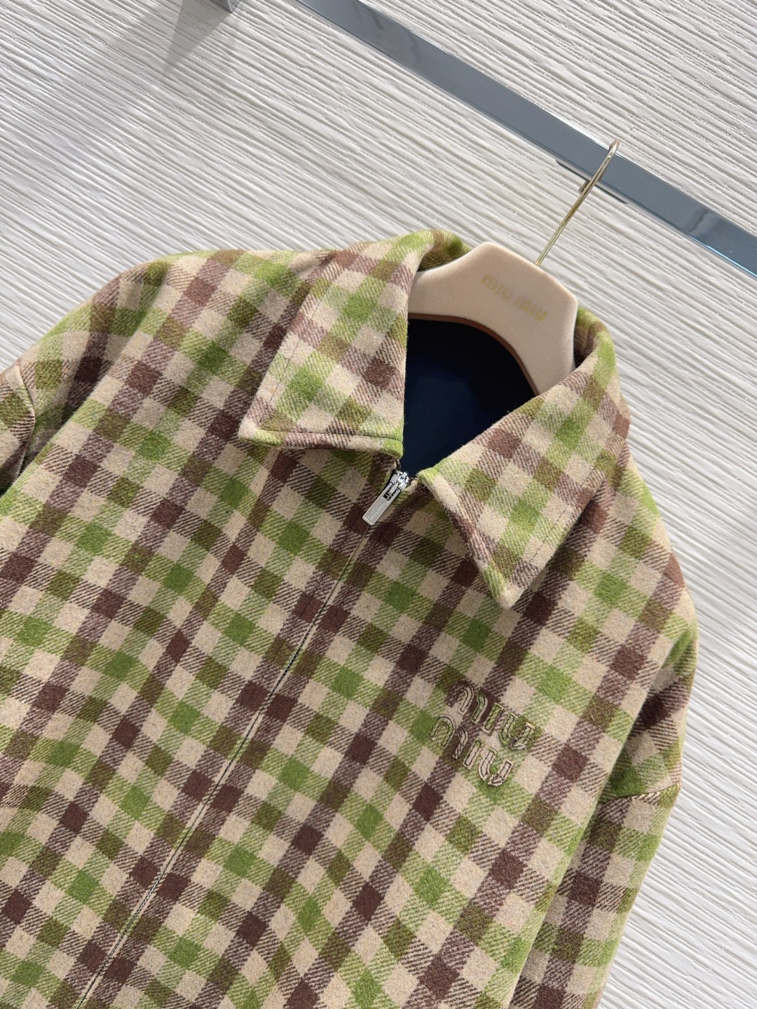 🛍️ Miu Mi* 👑2025FW新款外套 帽子可拆卸 经典格纹设计 面料柔软舒适，百搭经典款。具备标