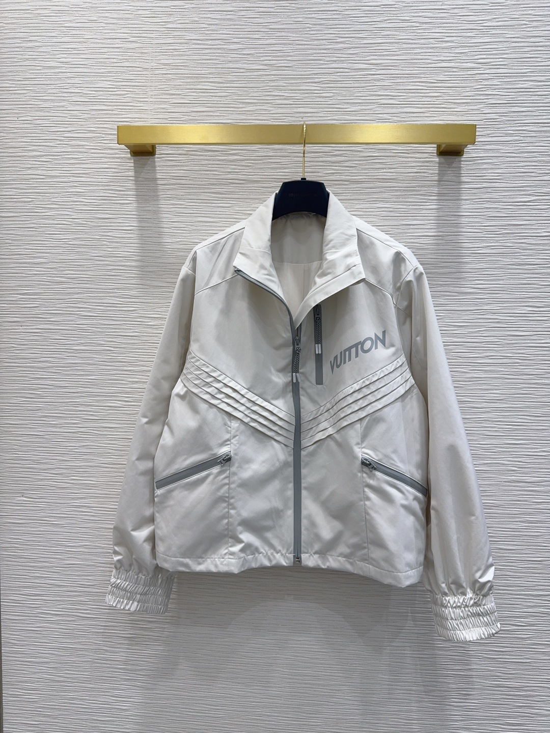 🛍️ Louis Vuitto* 👑 2025FW新款冲锋衣 时髦度爆棚 💯高级定制V家专属Logo 绝