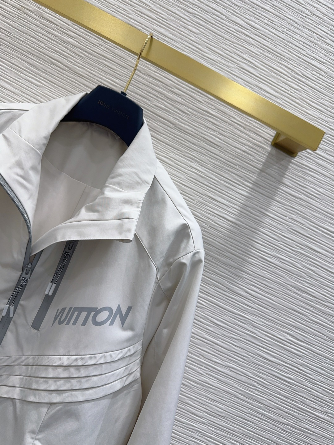 🛍️ Louis Vuitto* 👑 2025FW新款冲锋衣 时髦度爆棚 💯高级定制V家专属Logo 绝