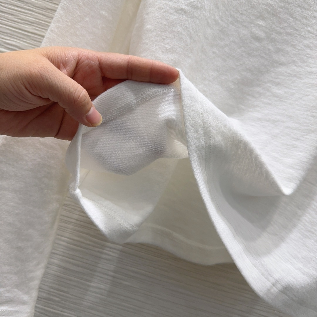 🛍️Loe w*e👑2025FW新款T恤 密度很高手感超好 真的费劲心血的一款！！细节完美常规版型！上身