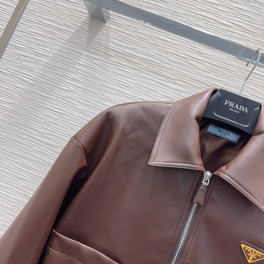 🛍️Prad*👑2025FW新款 100%PU蛋白皮 时尚帅气 高版出品！🖤很独特的品味与个性经典款版型