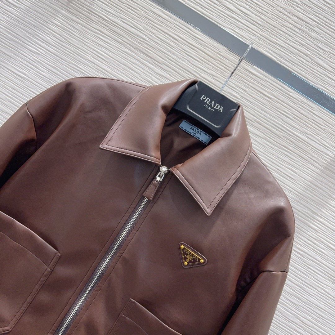 🛍️Prad*👑2025FW新款 100%PU蛋白皮 时尚帅气 高版出品！🖤很独特的品味与个性经典款版型