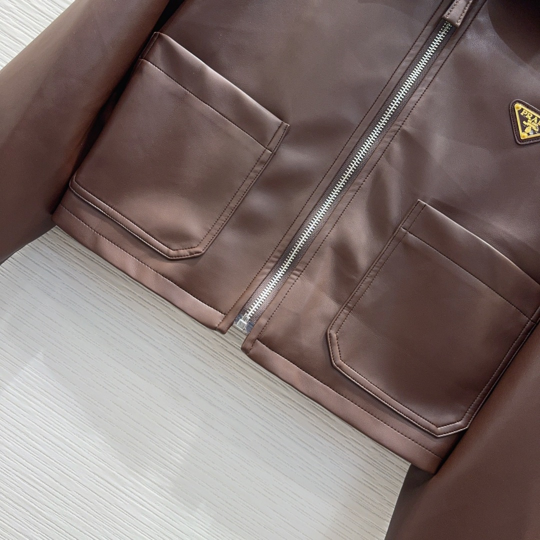 🛍️Prad*👑2025FW新款 100%PU蛋白皮 时尚帅气 高版出品！🖤很独特的品味与个性经典款版型