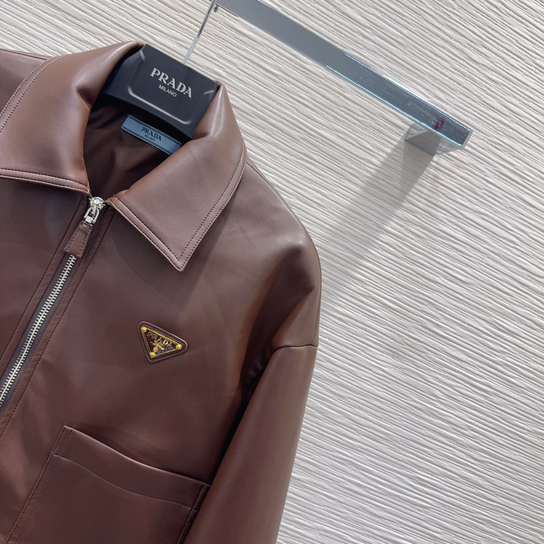 🛍️Prad*👑2025FW新款 100%PU蛋白皮 时尚帅气 高版出品！🖤很独特的品味与个性经典款版型