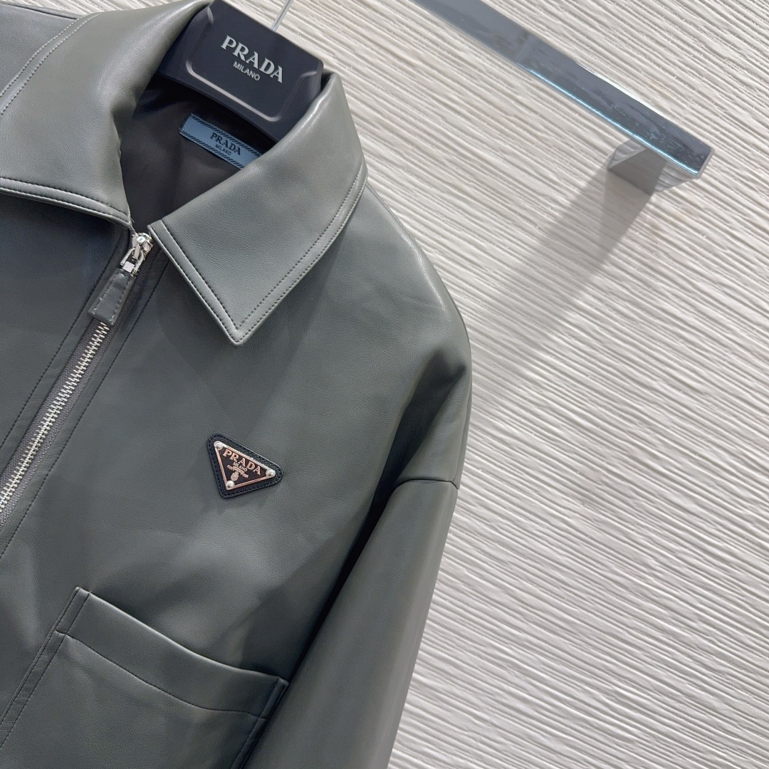 🛍️Prad*👑2025FW新款 100%PU蛋白皮 时尚帅气 高版出品！🖤很独特的品味与个性经典款版型