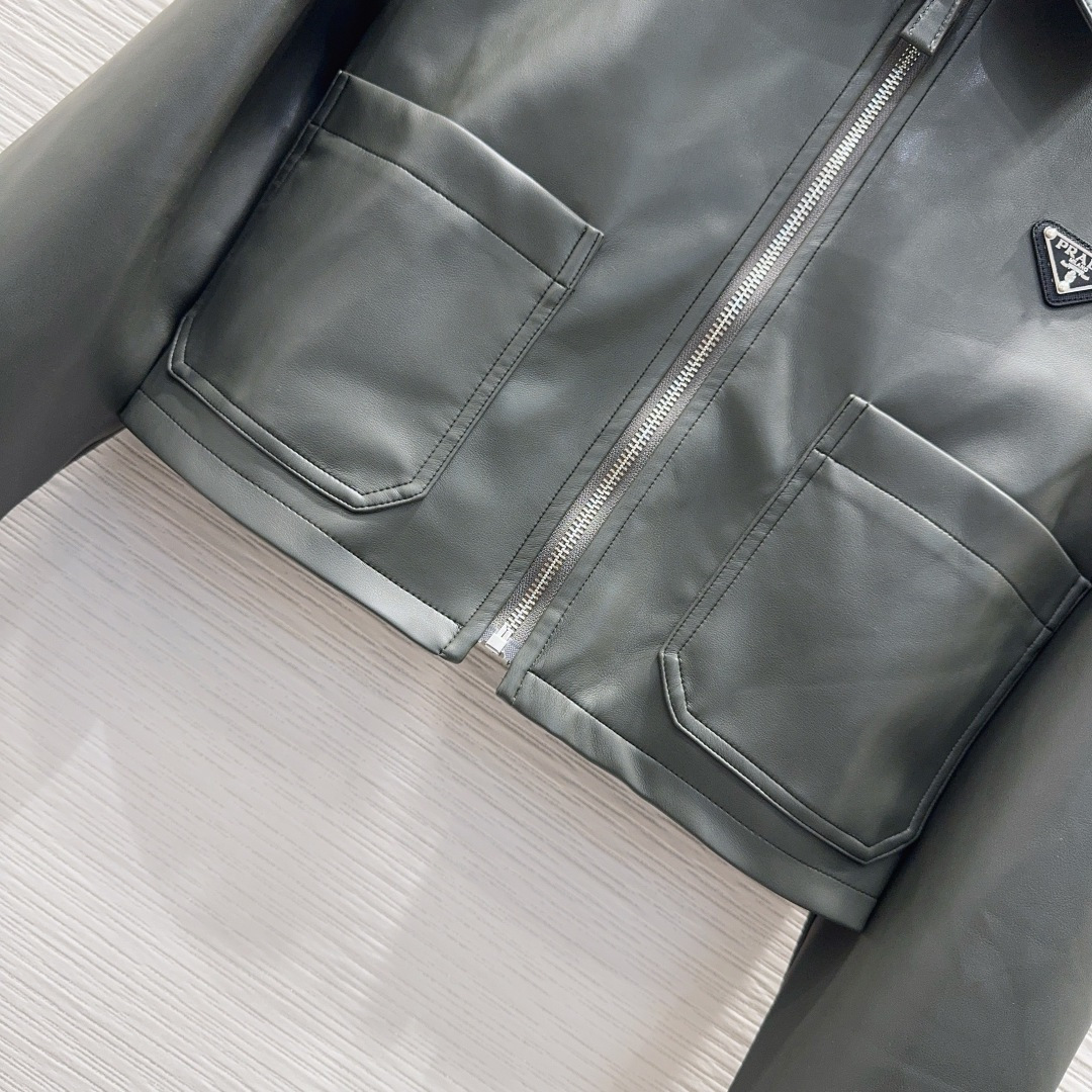 🛍️Prad*👑2025FW新款 100%PU蛋白皮 时尚帅气 高版出品！🖤很独特的品味与个性经典款版型