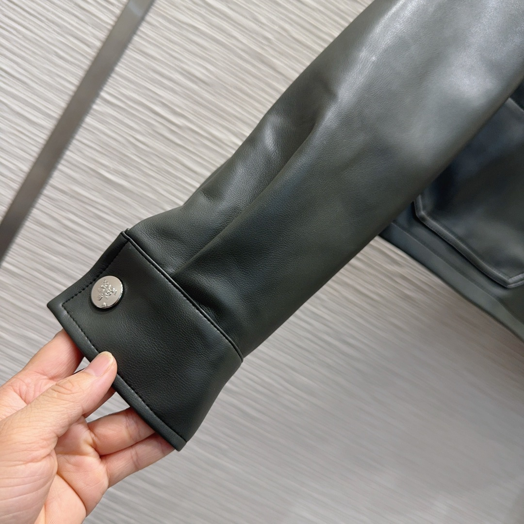 🛍️Prad*👑2025FW新款 100%PU蛋白皮 时尚帅气 高版出品！🖤很独特的品味与个性经典款版型