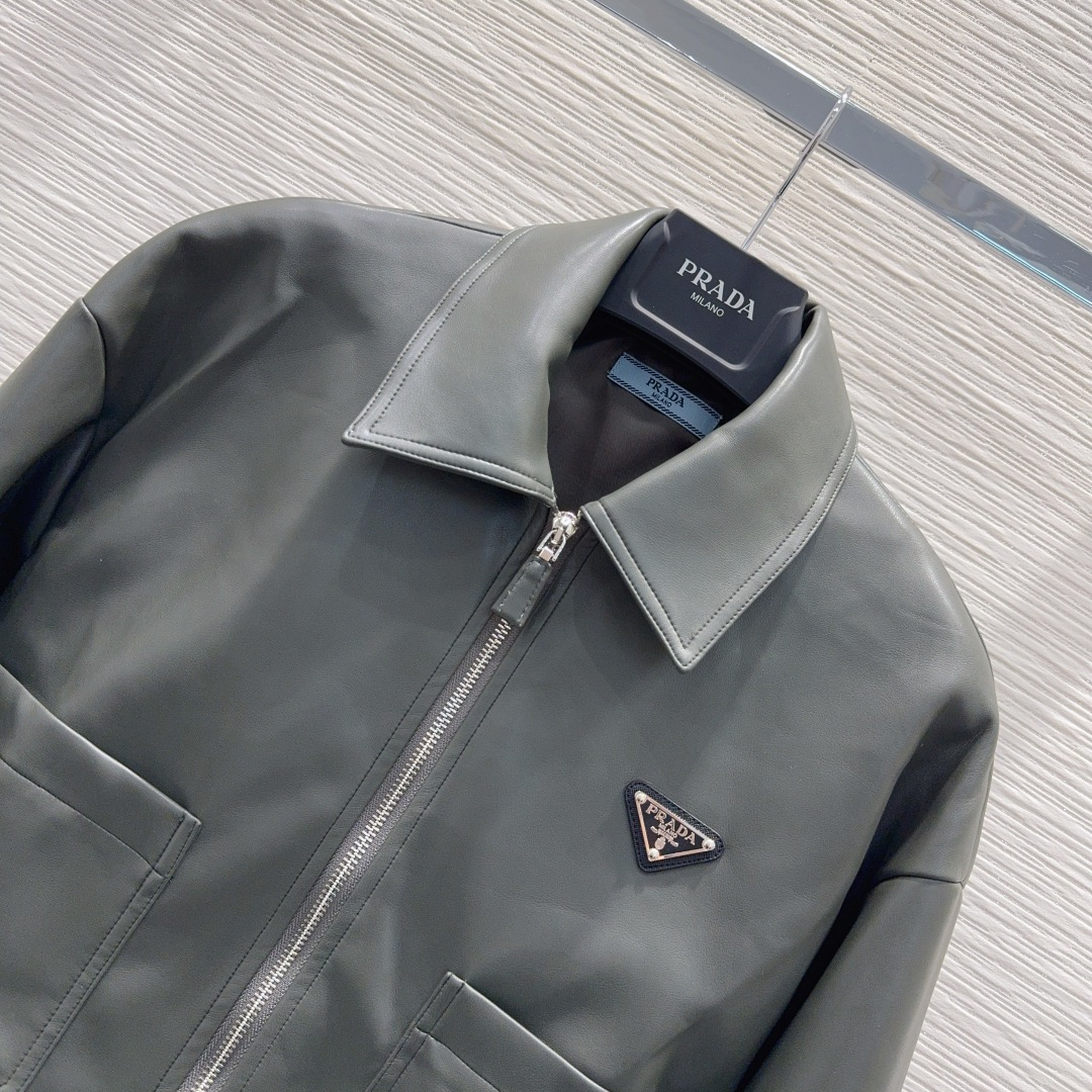 🛍️Prad*👑2025FW新款 100%PU蛋白皮 时尚帅气 高版出品！🖤很独特的品味与个性经典款版型