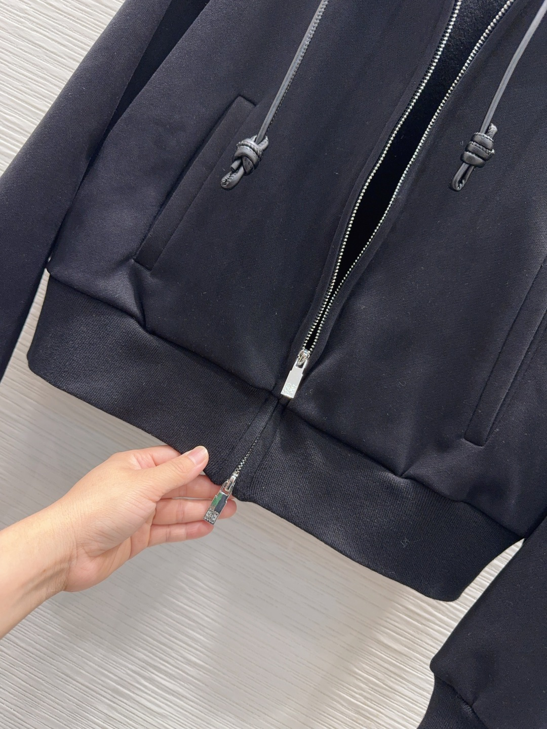 🛍️Loe w*e👑2025FW新款休闲外套 高版出品！干净利落的剪裁 细节在线 设计简约又不失时髦感 