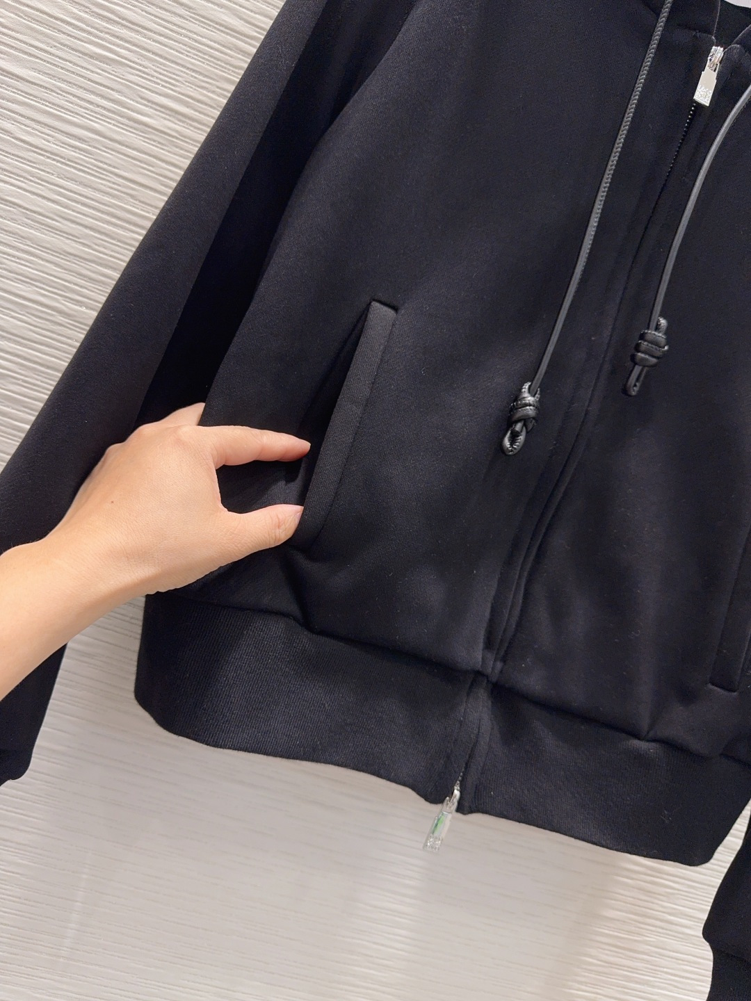 🛍️Loe w*e👑2025FW新款休闲外套 高版出品！干净利落的剪裁 细节在线 设计简约又不失时髦感 