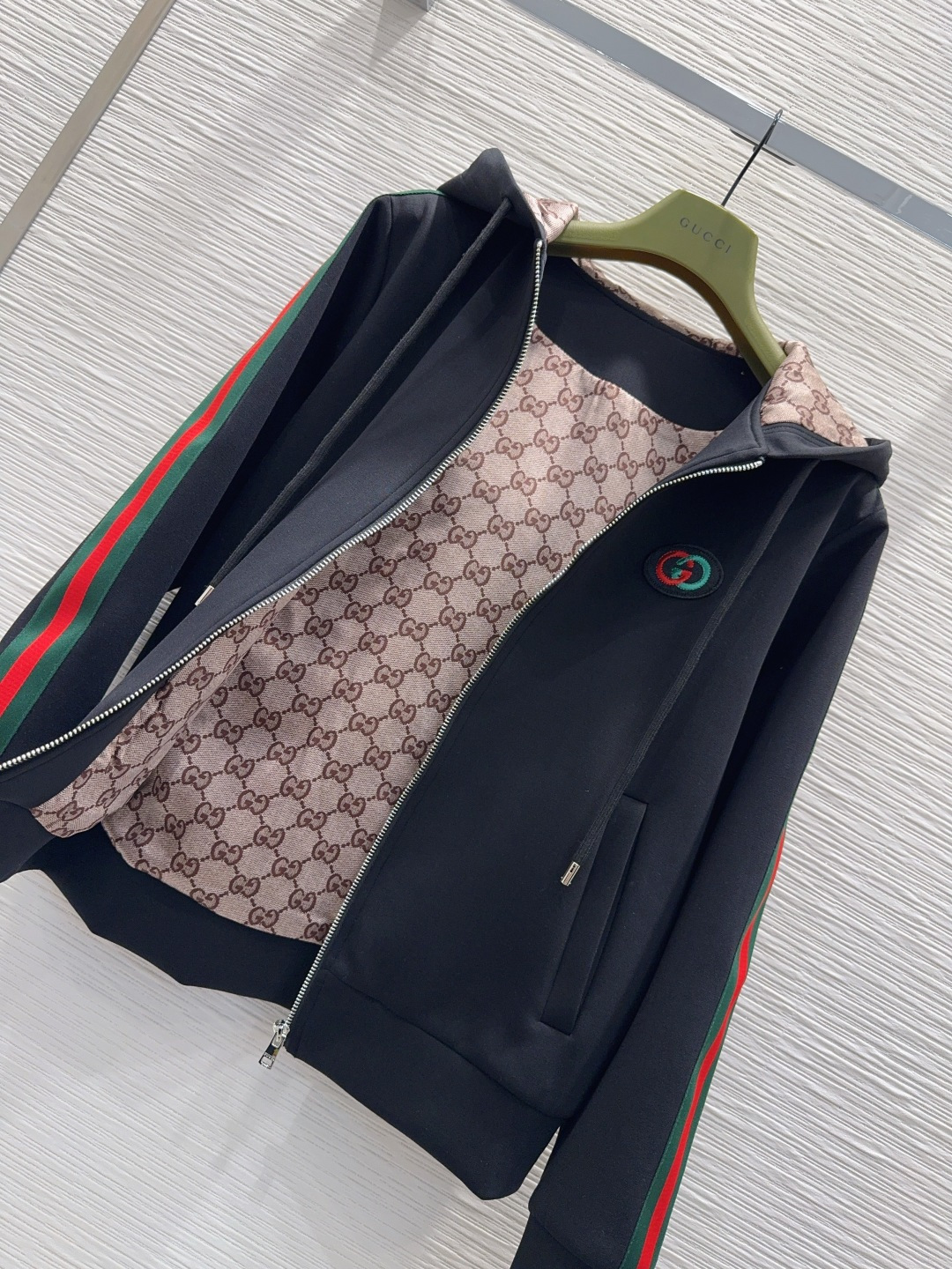 🛍️ Gucc* 👑 2025FW新款套装 上身显瘦又提升时髦度，优雅气质单品。衣橱必备！做工品质看细节