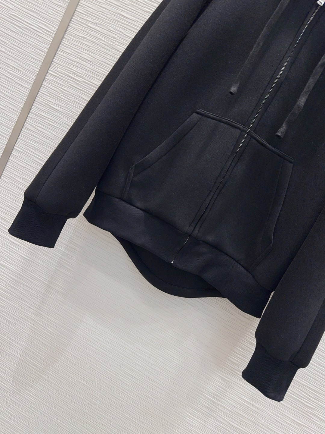 🛍️ Gucc* 👑2025FW套装 舒适度极强 没有理由可以拒绝它。可A可飒的风格，日常通勤穿什么的都