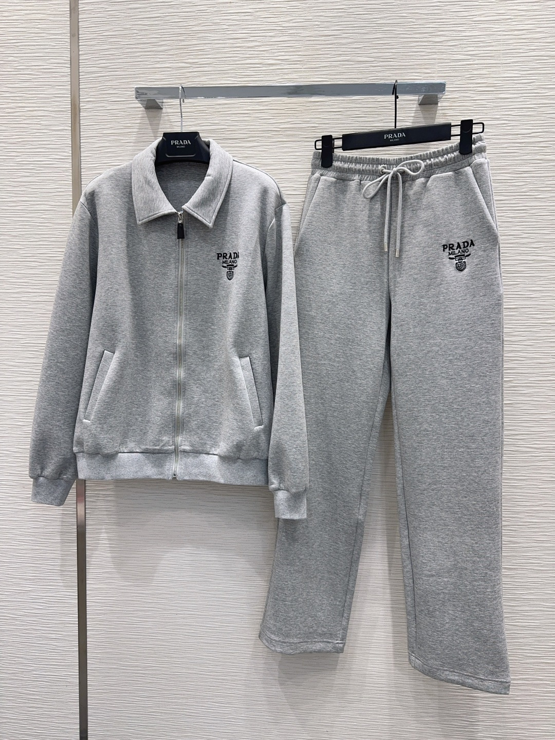 🛍️ Prad* 👑 2025FW新款套装 上身显瘦又提升时髦度，优雅气质单品。衣橱必备！做工品质看细节