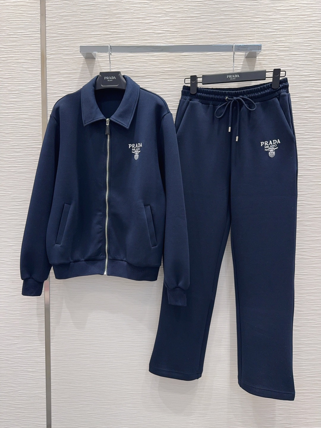 🛍️ Prad* 👑 2025FW新款套装 上身显瘦又提升时髦度，优雅气质单品。衣橱必备！做工品质看细节