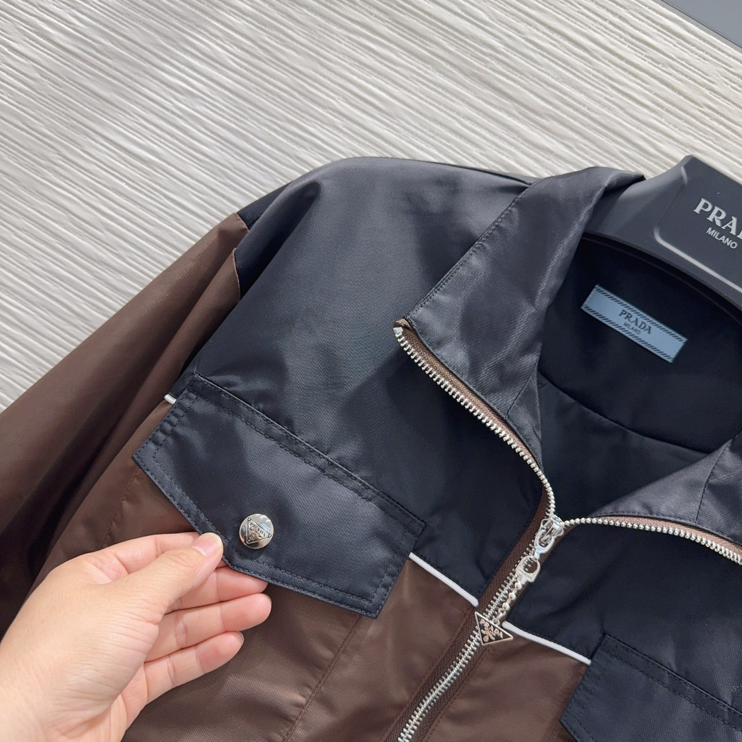 🛍️ Prad* 👑2025FW最新时尚外套 经典又有型 自带气场 面料质感很奈斯 时髦又高级 颜色超级