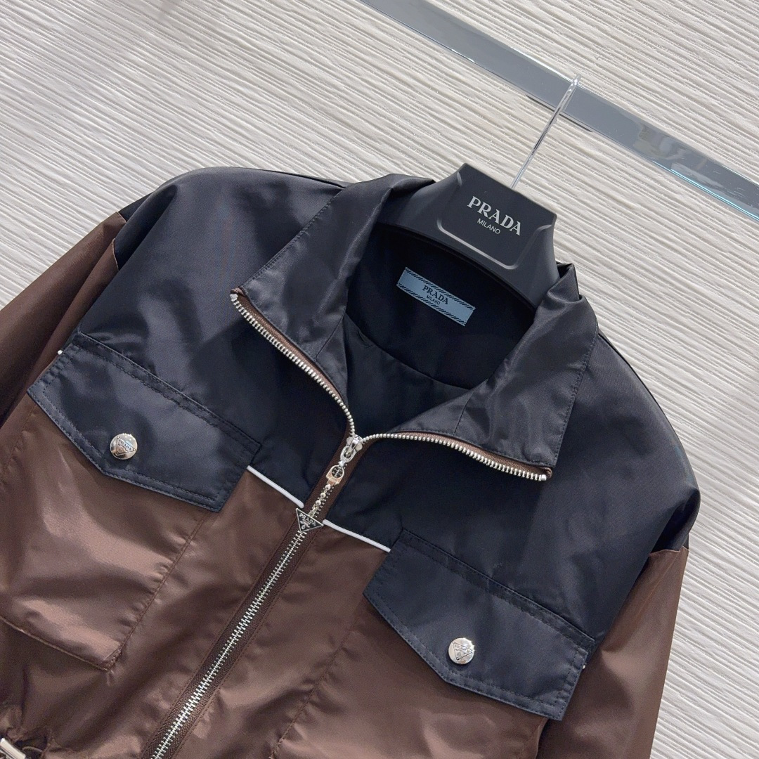🛍️ Prad* 👑2025FW最新时尚外套 经典又有型 自带气场 面料质感很奈斯 时髦又高级 颜色超级