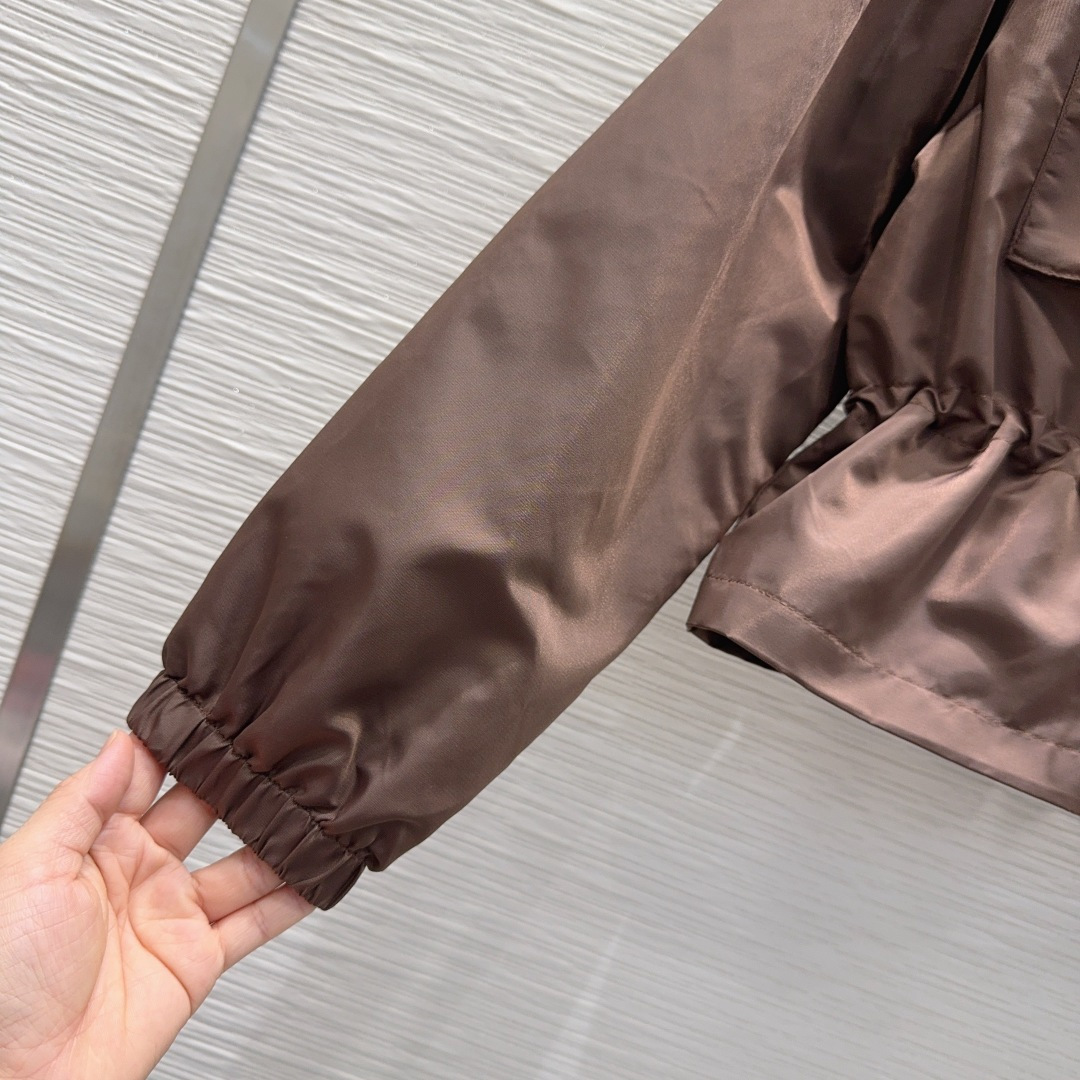 🛍️ Prad* 👑2025FW最新时尚外套 经典又有型 自带气场 面料质感很奈斯 时髦又高级 颜色超级