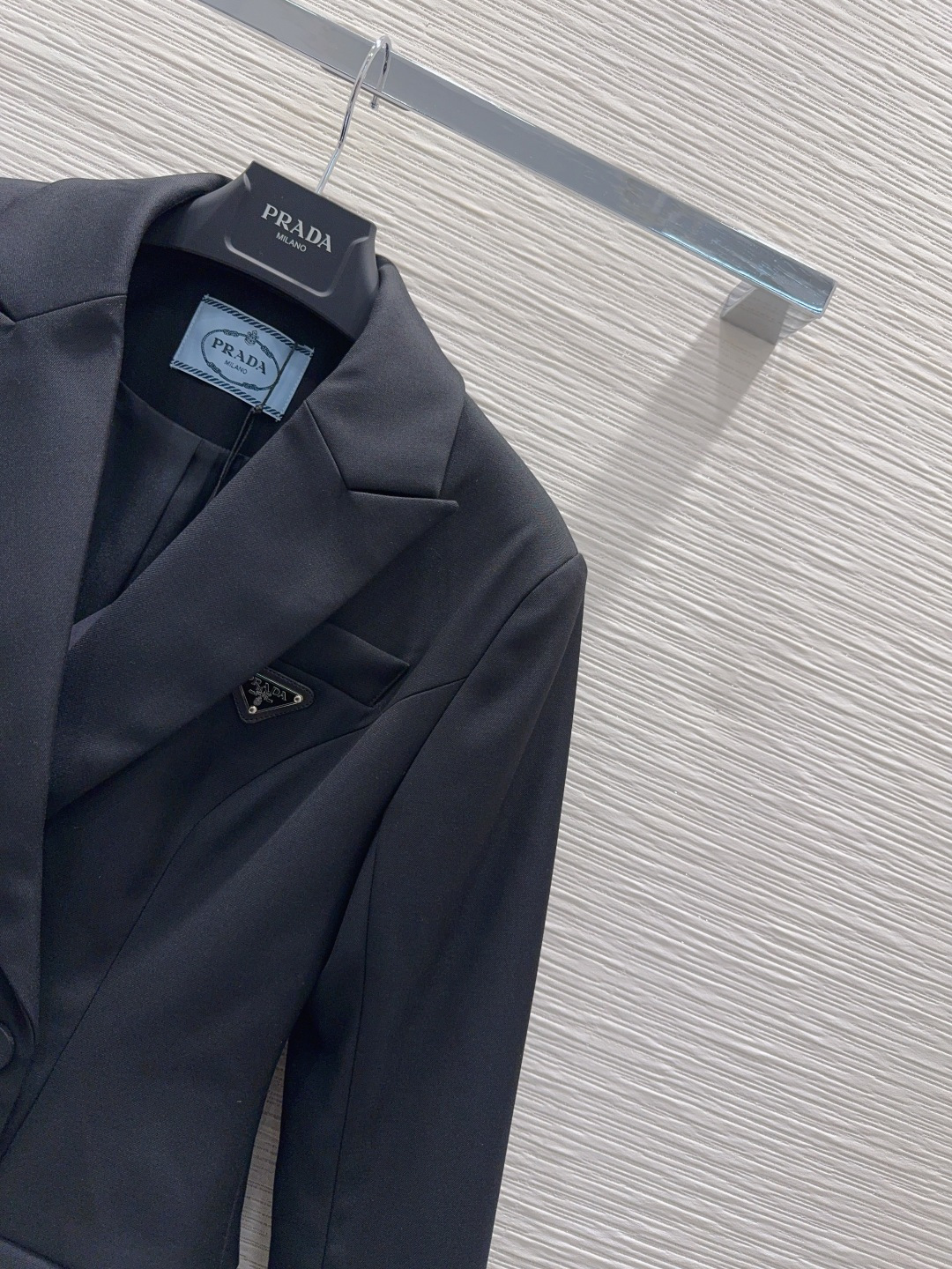 🛍️ Prad* 👑2025FW新款西装外套 经典三角牌装饰 双排扣 收腰显瘦百搭黑色 SML【S后中长