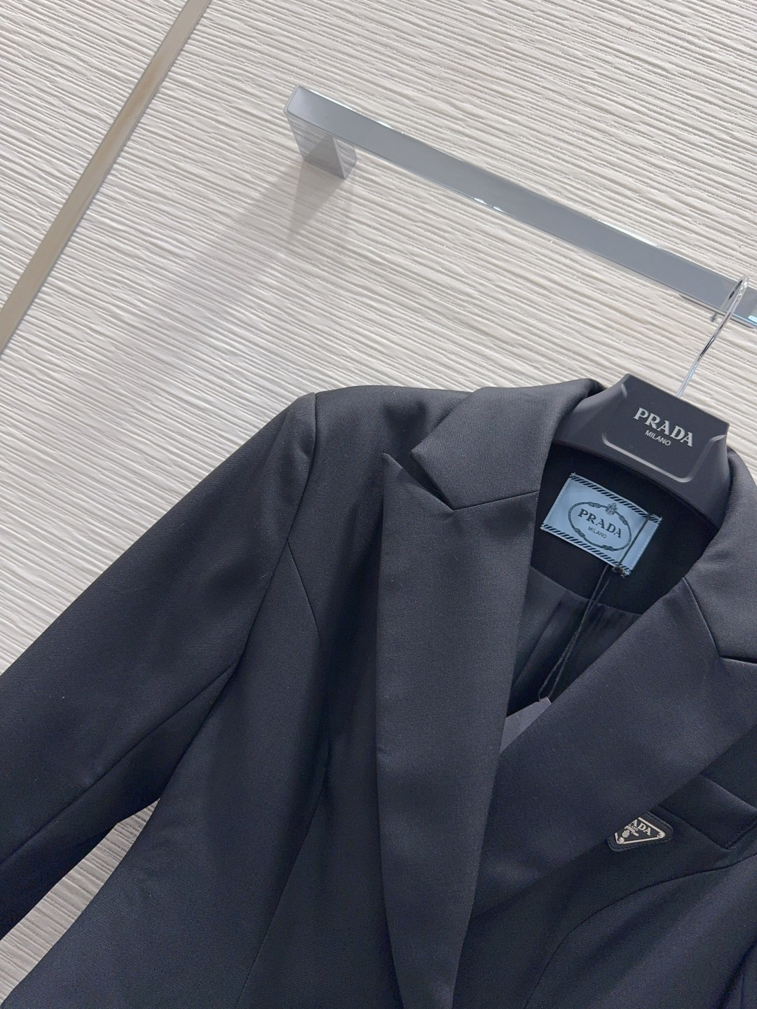 🛍️ Prad* 👑2025FW新款西装外套 经典三角牌装饰 双排扣 收腰显瘦百搭黑色 SML【S后中长