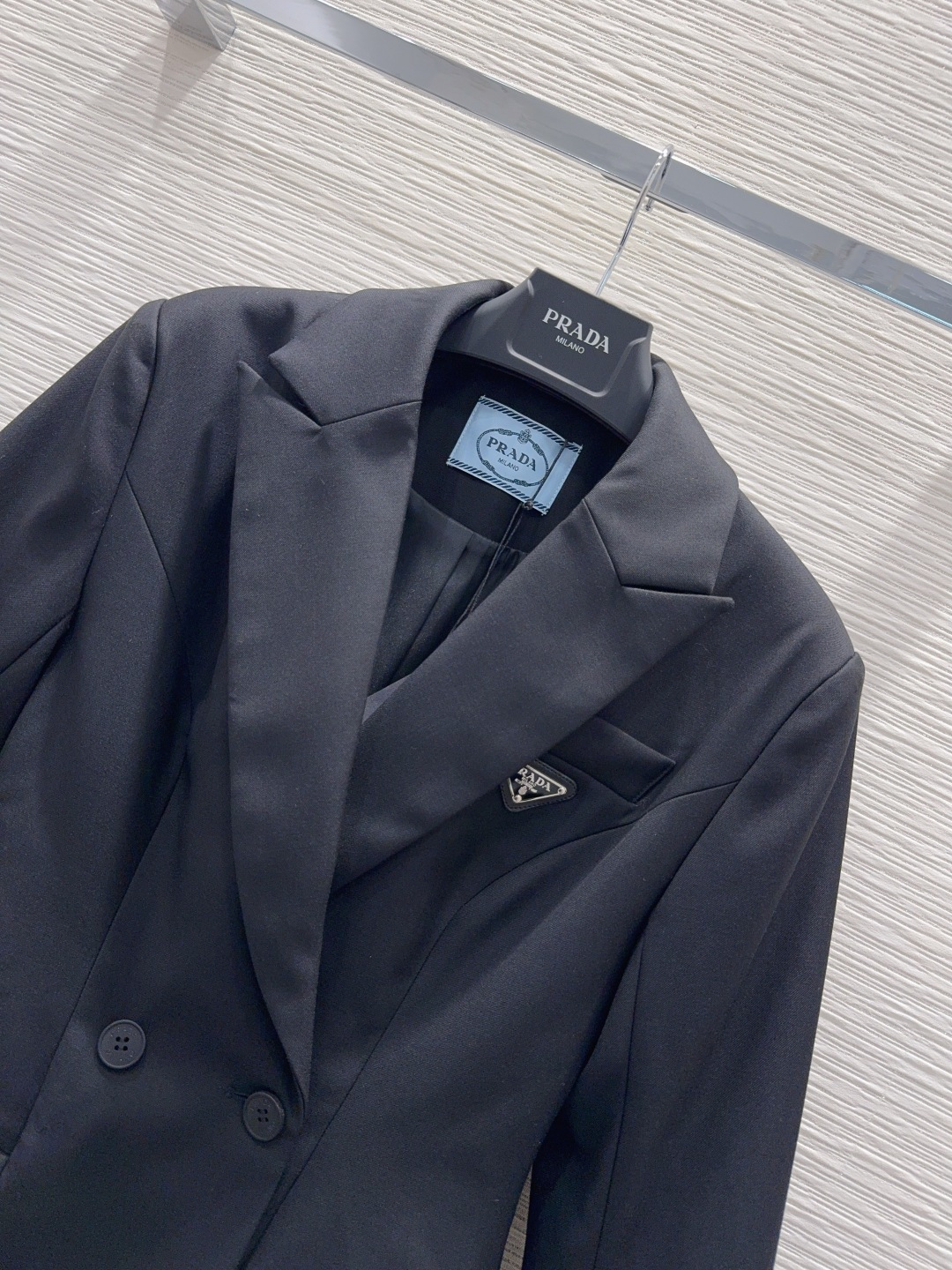 🛍️ Prad* 👑2025FW新款西装外套 经典三角牌装饰 双排扣 收腰显瘦百搭黑色 SML【S后中长