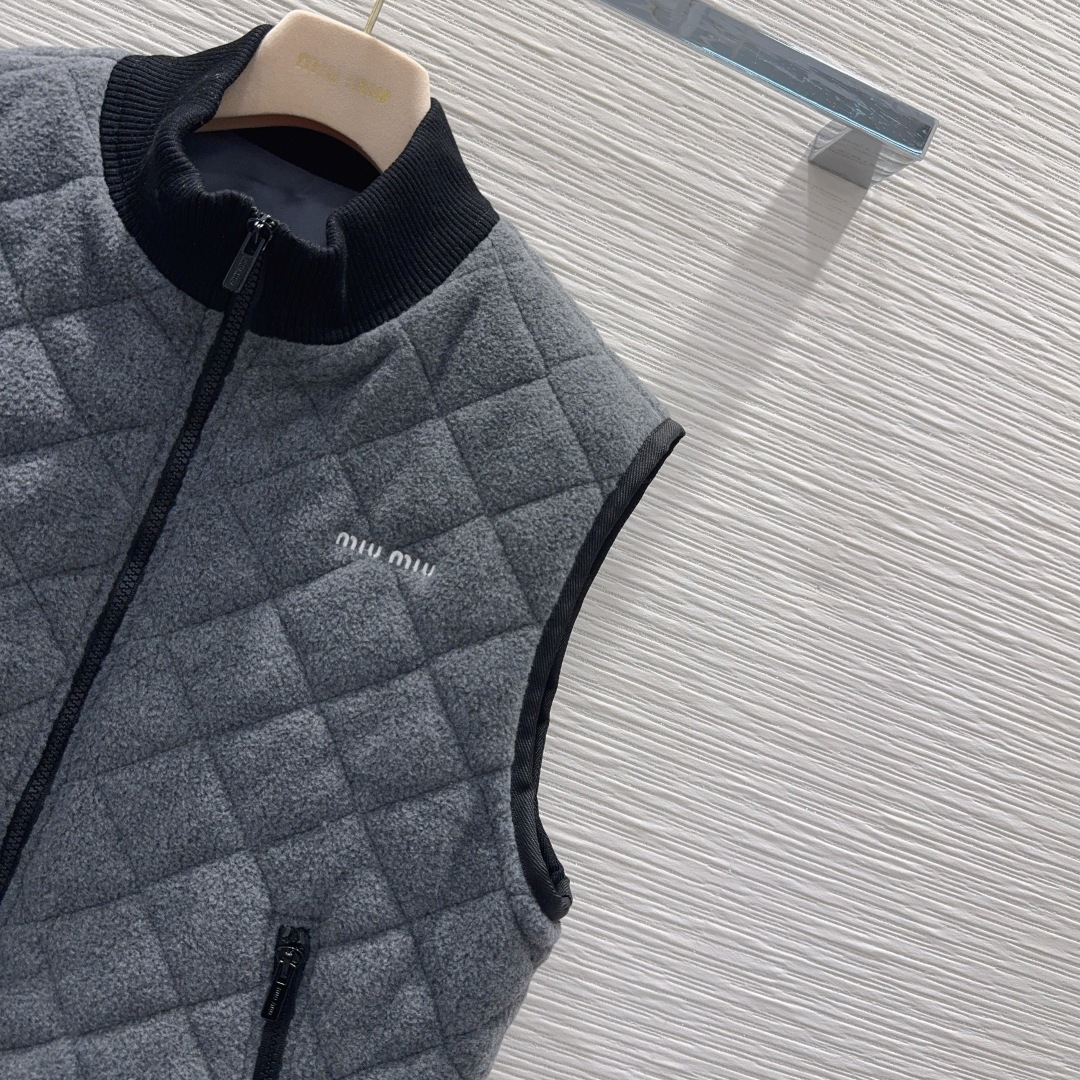 🛍️Miu Mi*👑2025FW新款马甲 高级大气 满满的穿搭高级感 创新面料 轻盈柔软 实物非常赞！上